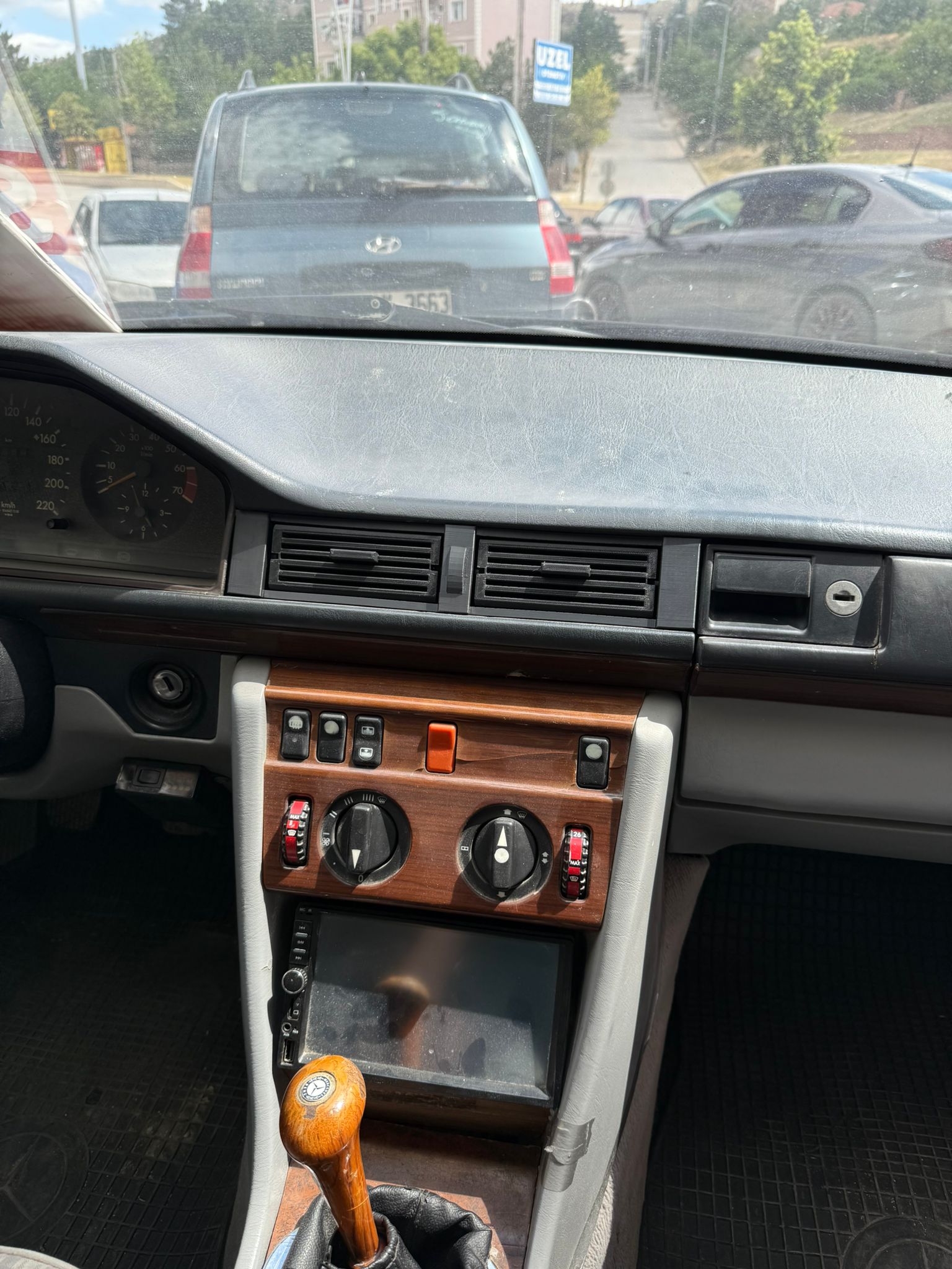 Mercedes Benz W124 Orta kalorifer ızgarası